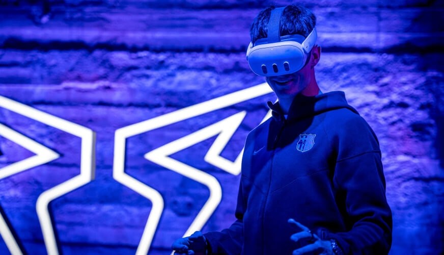 FC Barcelona players trying the CUPRA VR experience