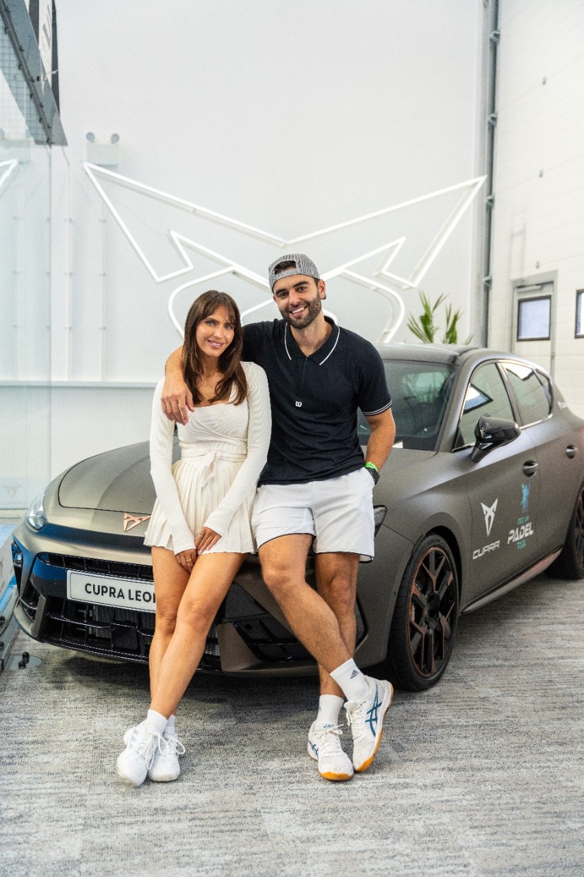 Two padel players in front of a CUPRA Leon