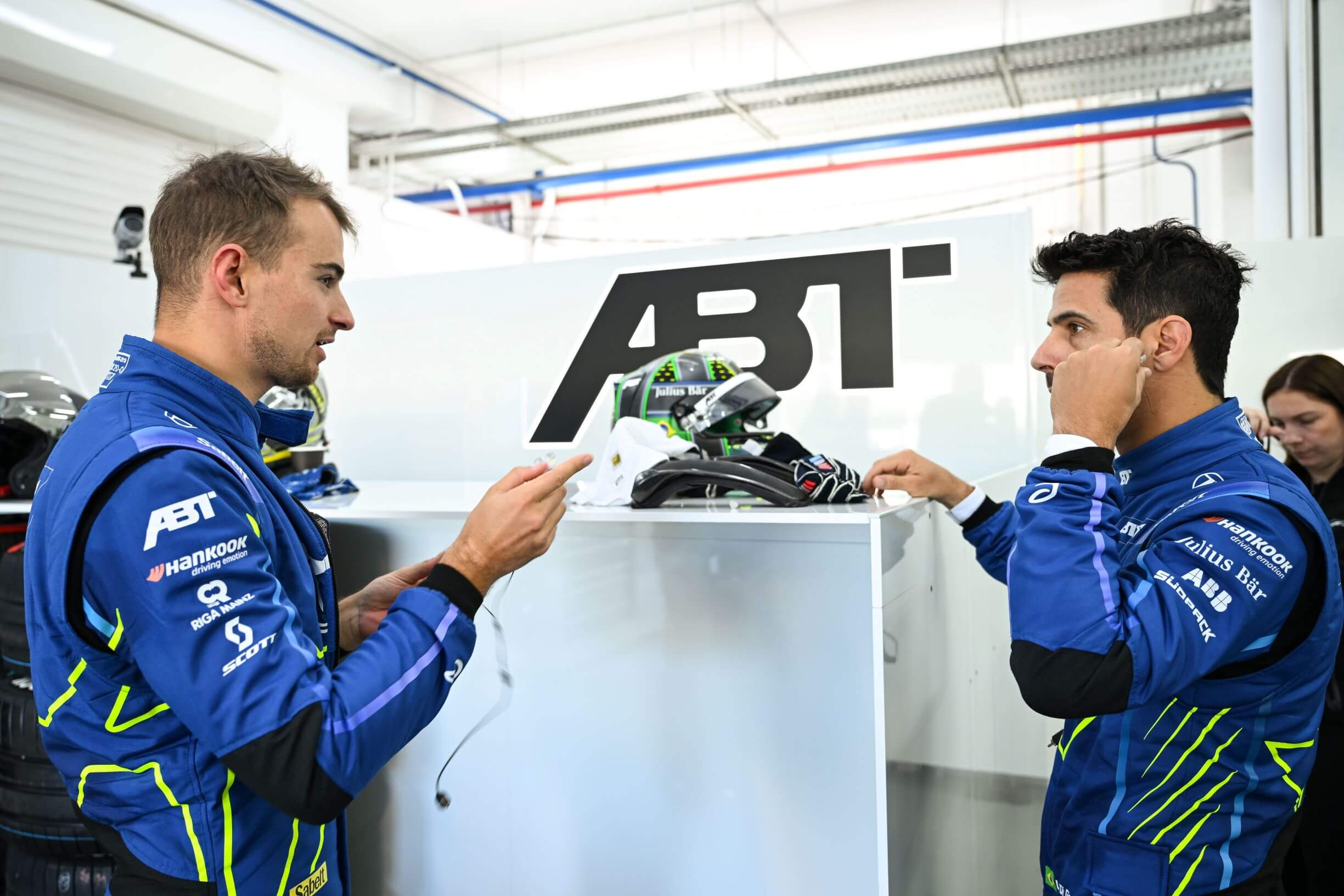 Lucas di Grassi and colleague talking