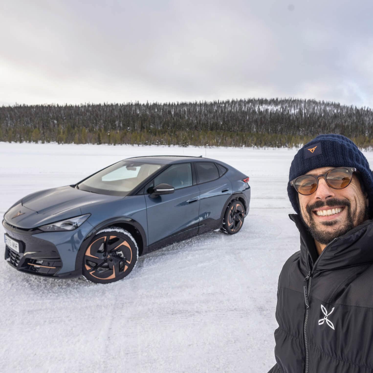 Lucas di Grassi in front of a CUPRA Tavascan in the snow