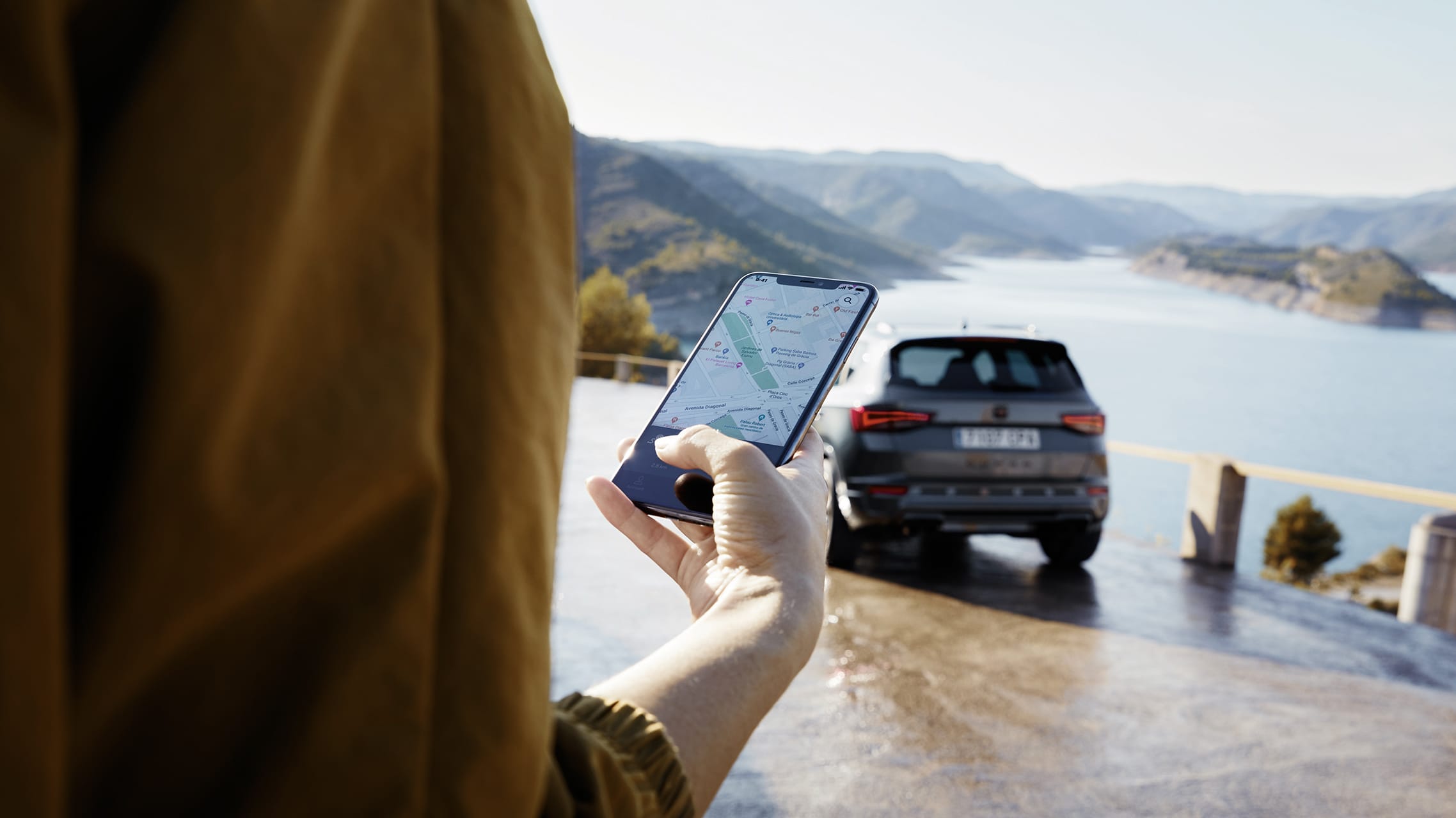 woman-connected-to-cupra-connect-via-smartphone