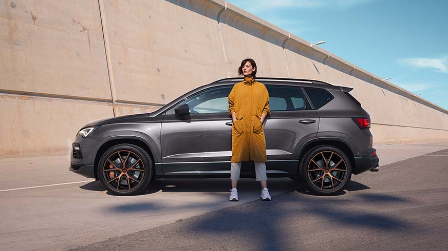 woman-standing-next-to-cupra-ateca-2020-rodium-grey-colour