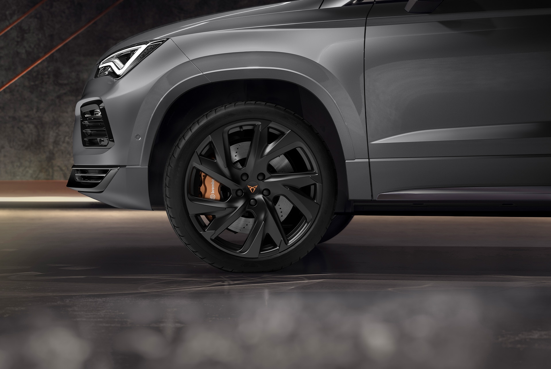Put your drive to test with the 19" Machined R Sport wheels in Black and Copper. The bold colour combination and dynamic design ensure a powerful and strong presence.  