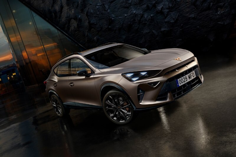 A side view of the CUPRA Formentor in the Dark Mode pack.