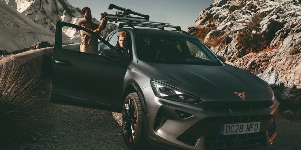 Man adjusting roofrack on a CUPRA Formentor