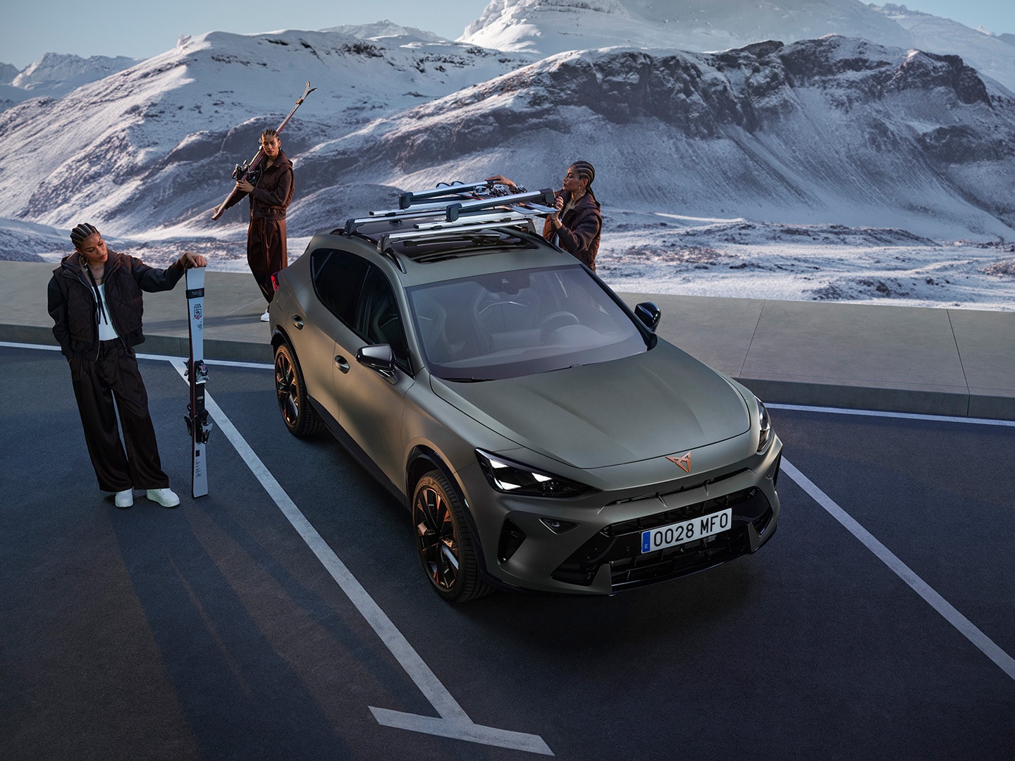 CUPRA Formentor 2026 with Ski Rack Xtender. A CUPRA Formentor equipped with the Ski Rack Xtender, holding up to 5 pairs of skis, with people preparing for a ski trip against a snowy mountain backdrop.
