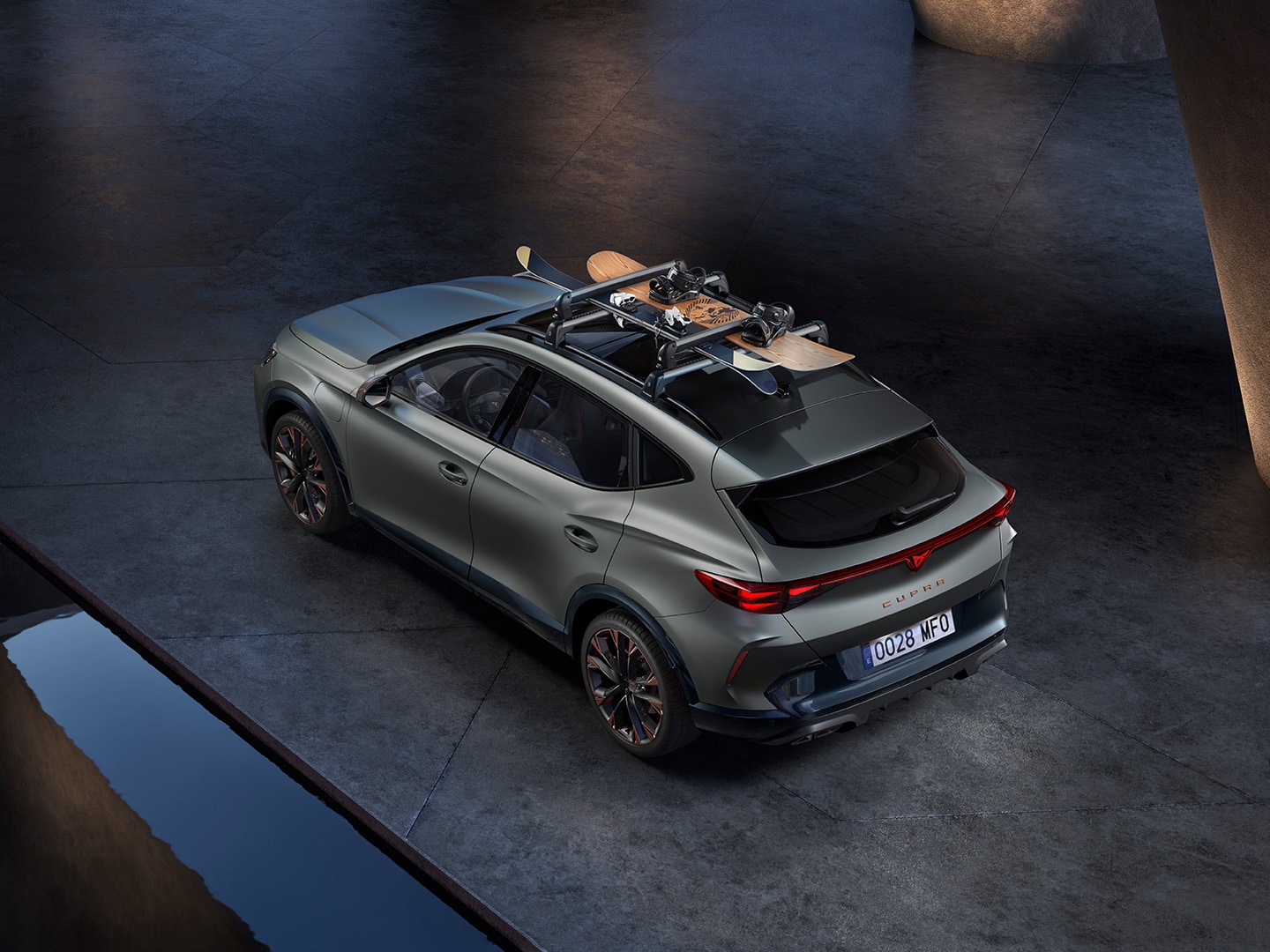 Bird’s-eye view of the CUPRA Formentor equipped with roof racks from the accessories range.