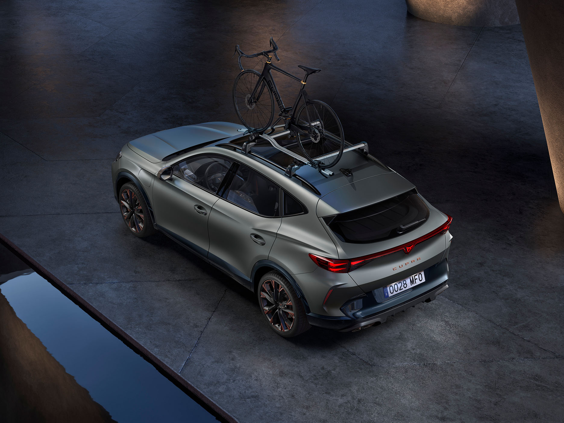 Bird’s-eye view of the CUPRA Formentor equipped with a bike rack from the accessories range.