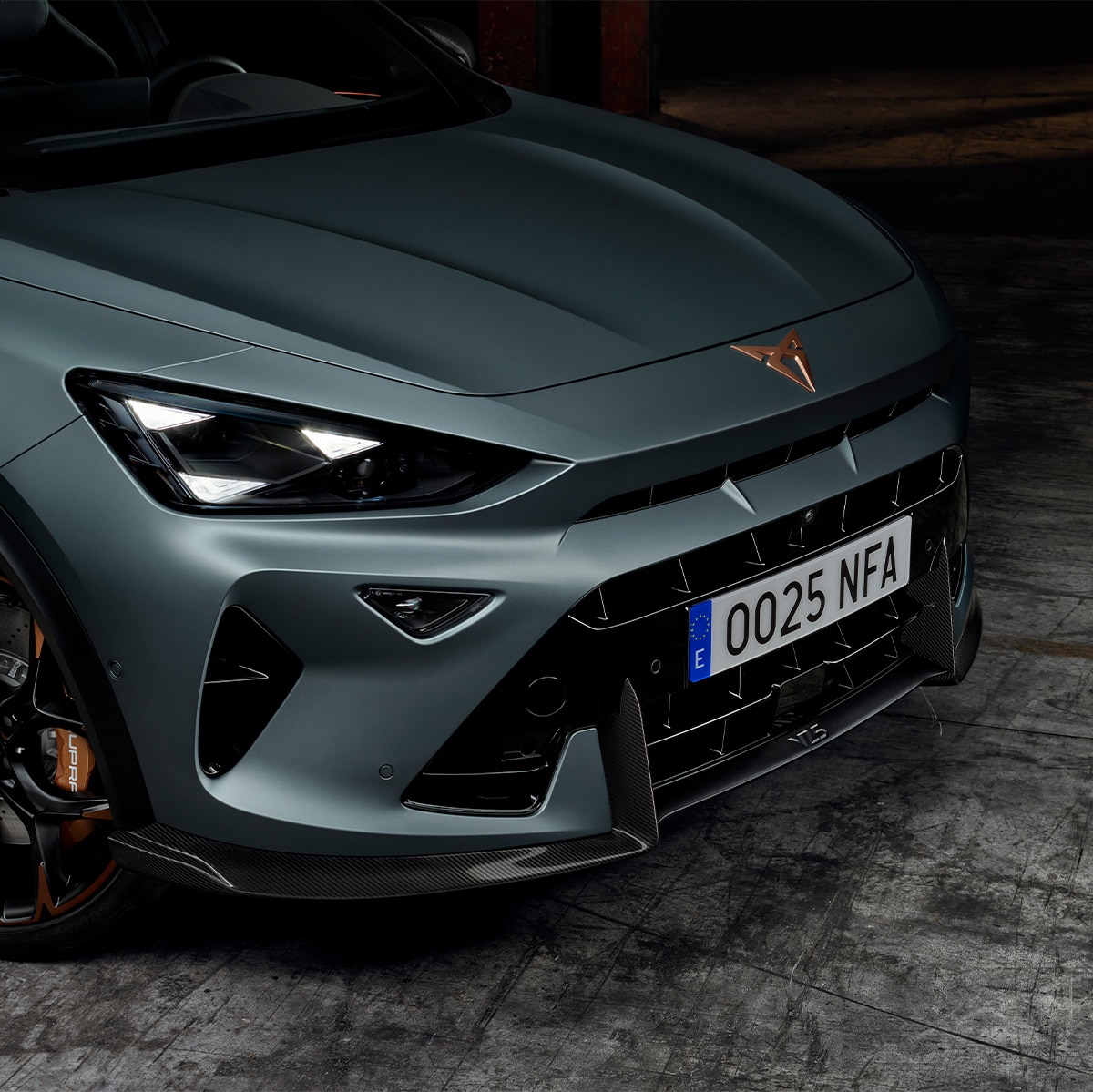 Close-up of the nose of the CUPRA Formentor VZ5 to highlight its alloy wheel design in copper and black.