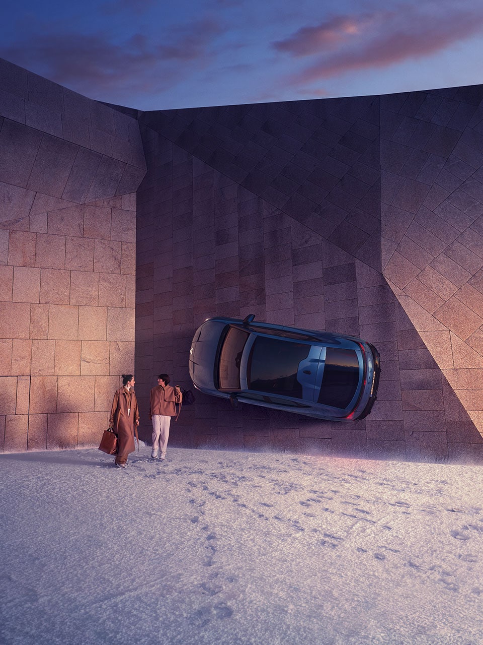 A couple walking looking at each other. In the background there is a blue CUPRA Tavascan mounted to the wall